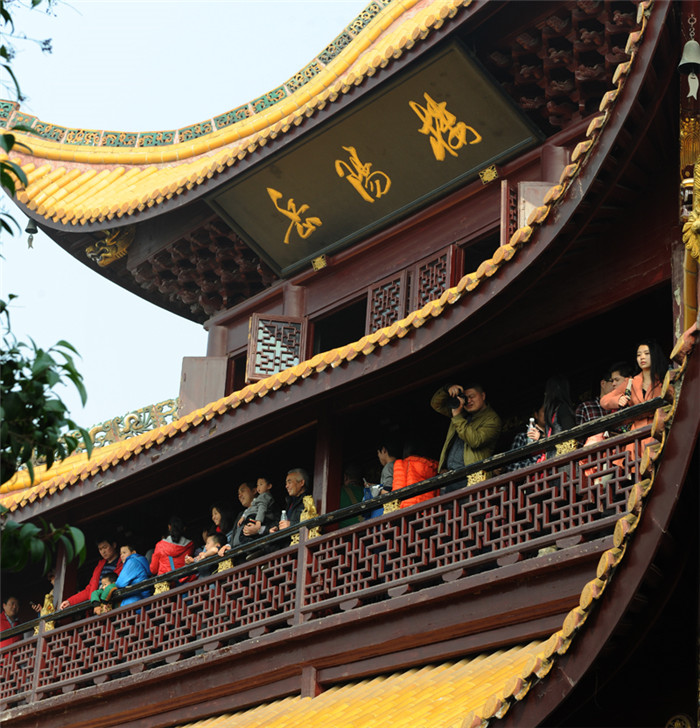 1447640413579250.jpg 热热闹闹迎新春 20万游客挤爆岳阳楼君山岛-01.jpg